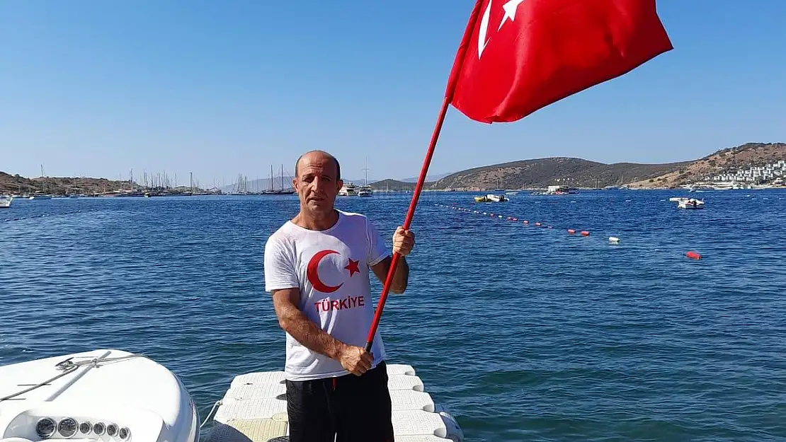 Yönetmen Ömer Sarıkaya, Bodrum'da Türk bayrağıyla su kayağı yaptı
