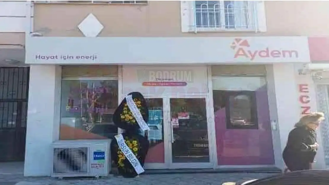 Yüksek Bulduğu Elektrik Faturası İçin Aydem'e Siyah Çelenk Bıraktı