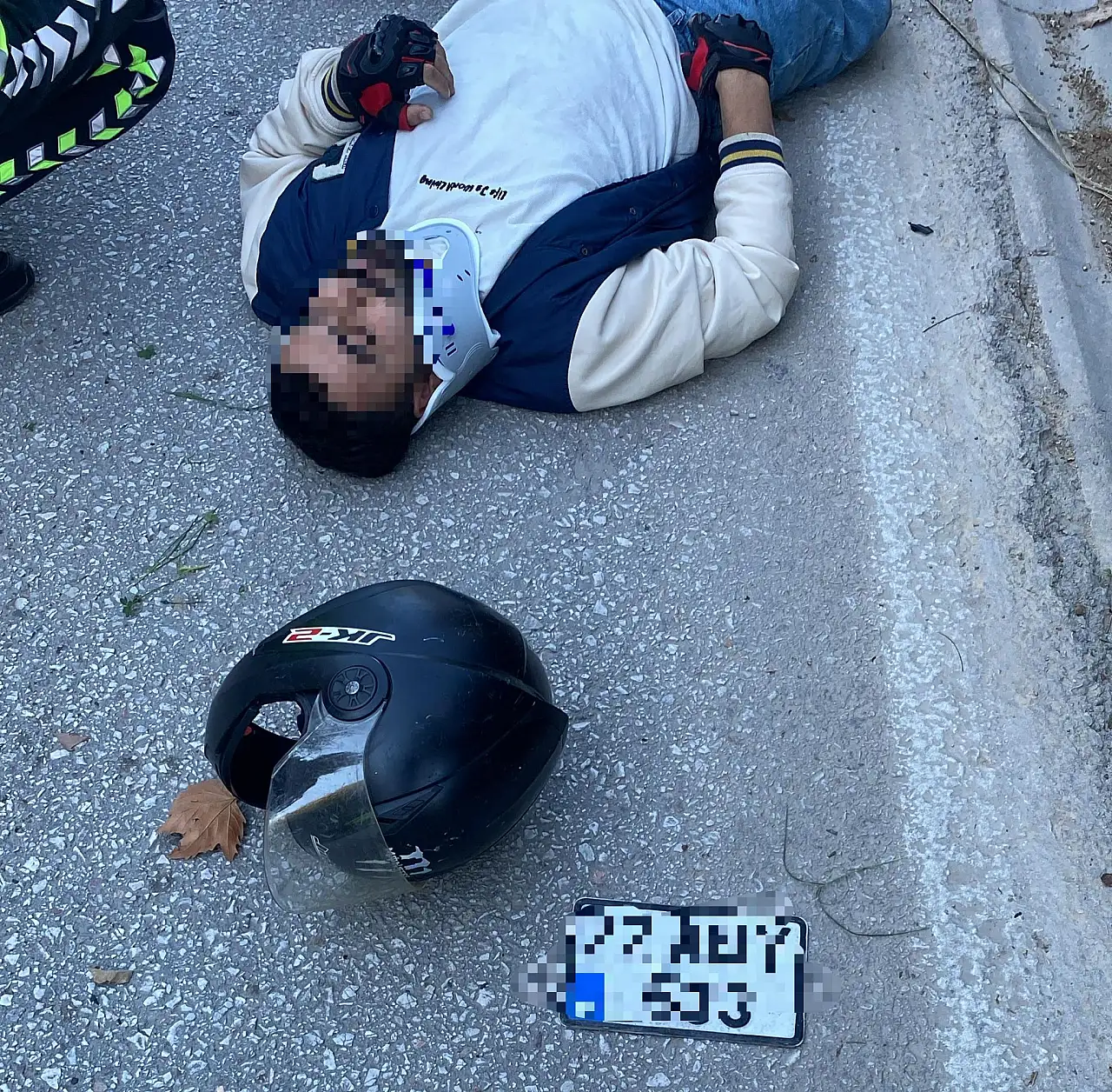 Motosiklet devrildi 2 yaralı