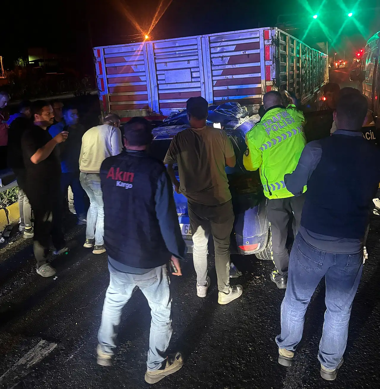 Otomobil tıra çarptı