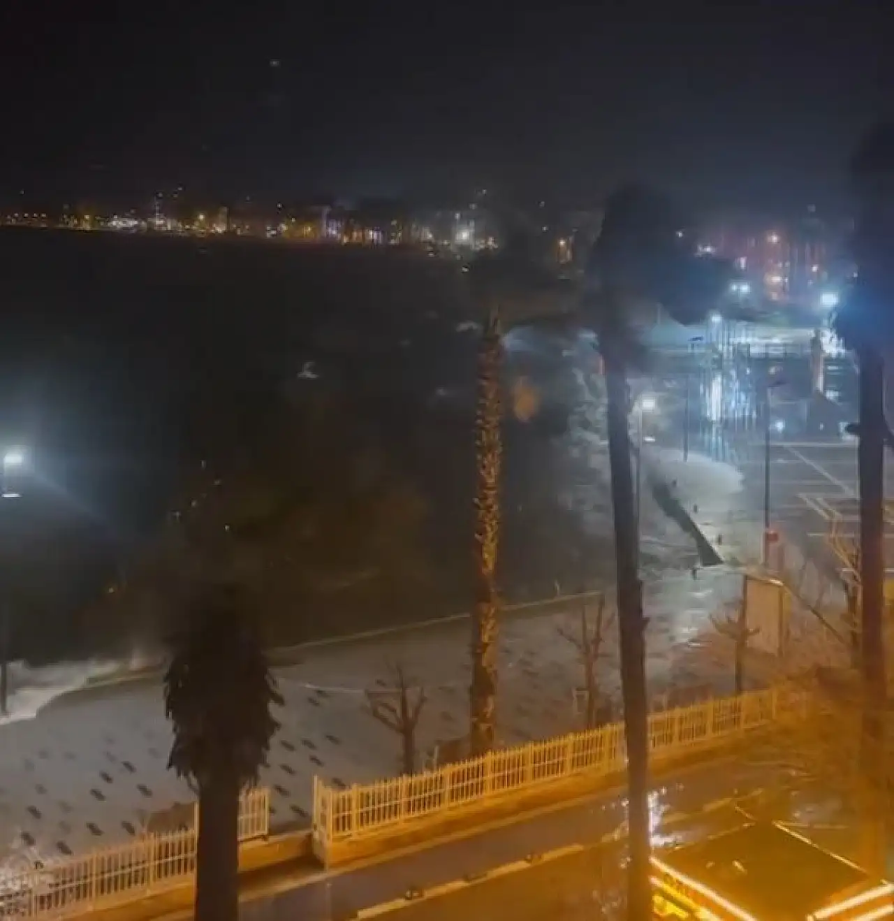 Lodos etkisini artırdı deniz taştı