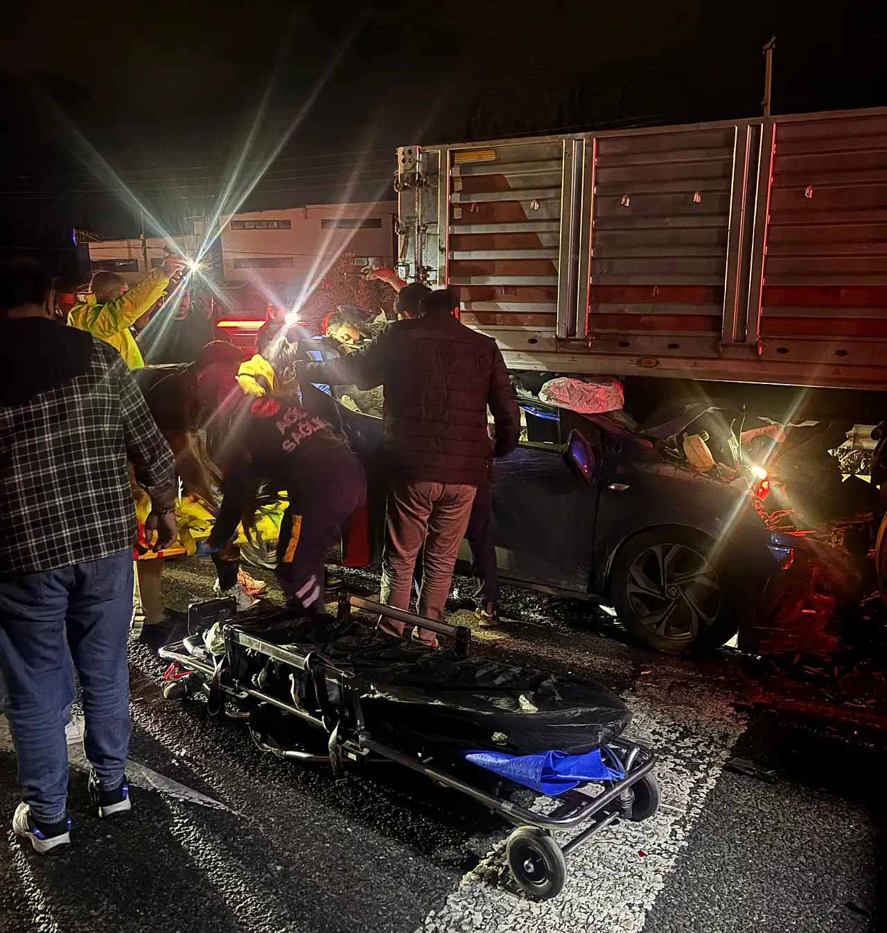 Otomobil tıra çarptı