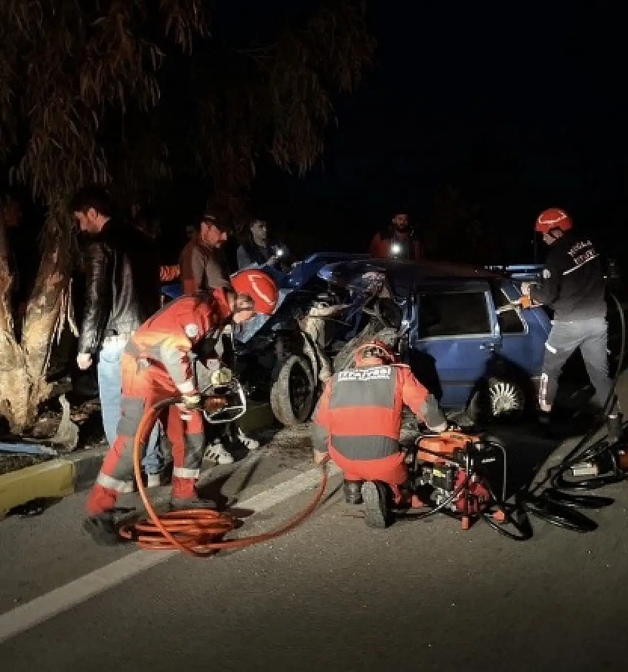 Araçta sıkışan sürücü itfaiye tarafından kurtarıldı