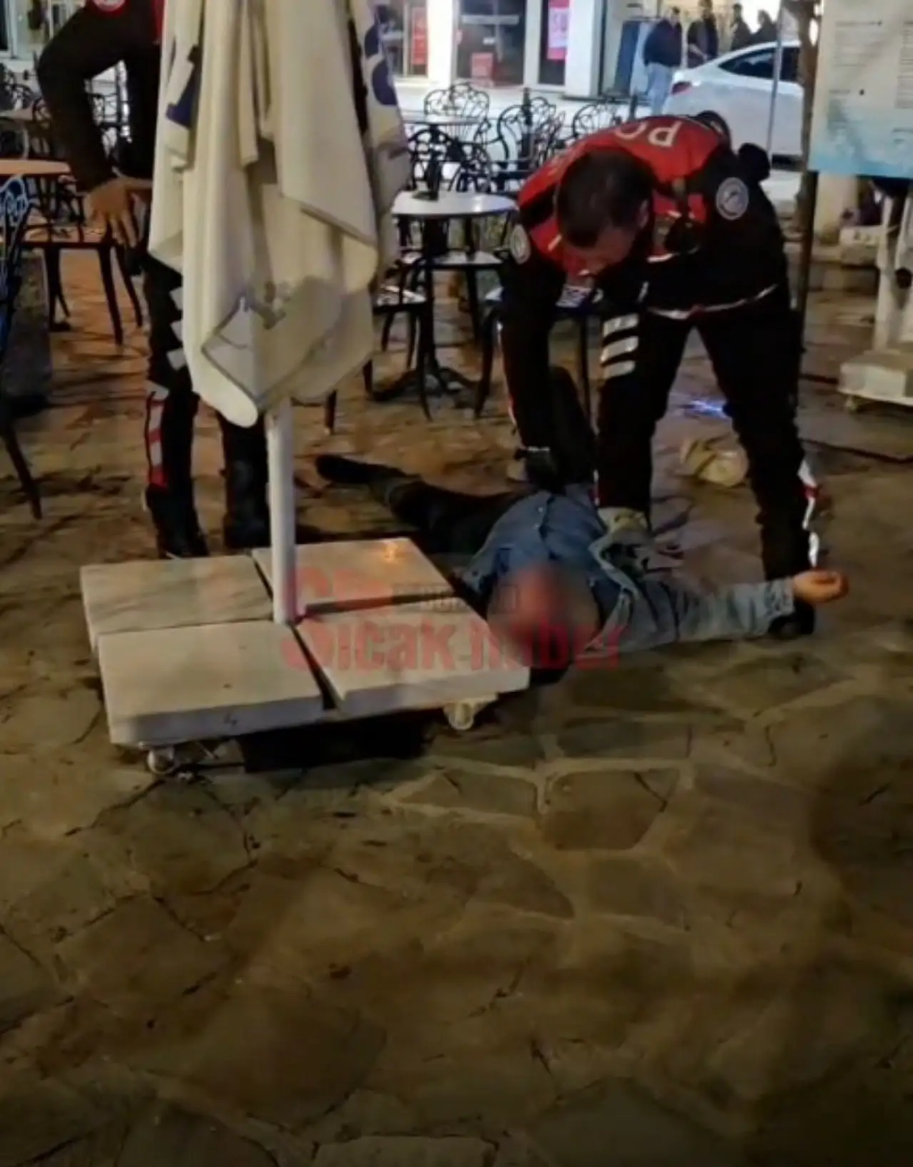 Sandalyelerin arasında yatan şahıs panik yarattı