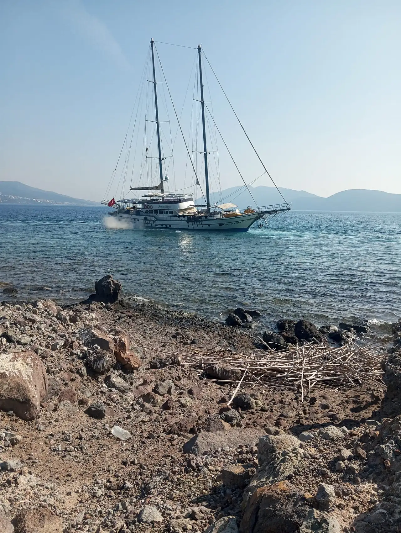 Bodrum açıklarında tekne karaya oturdu