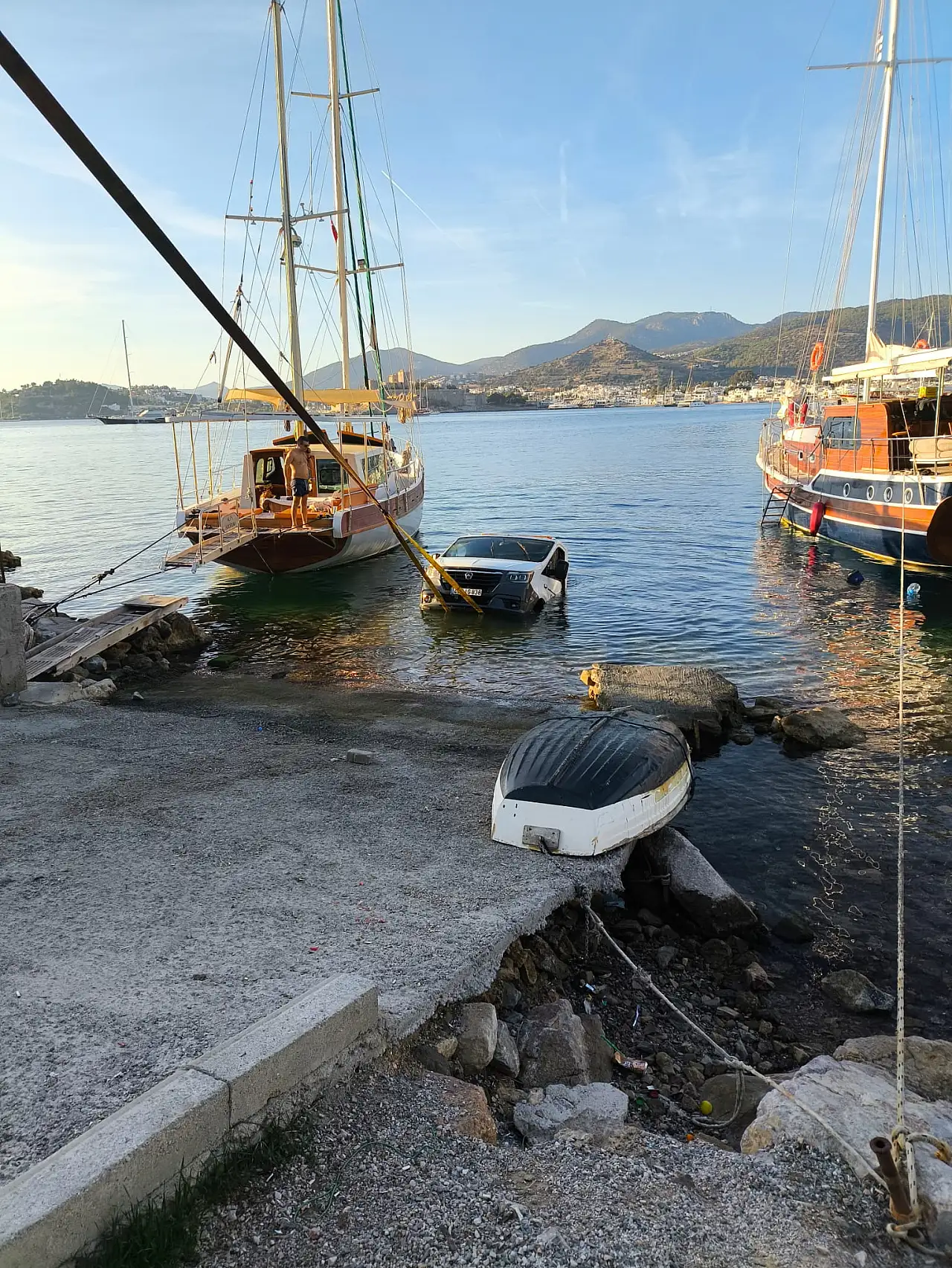 Kumbahçe'de çekici denize gömüldü