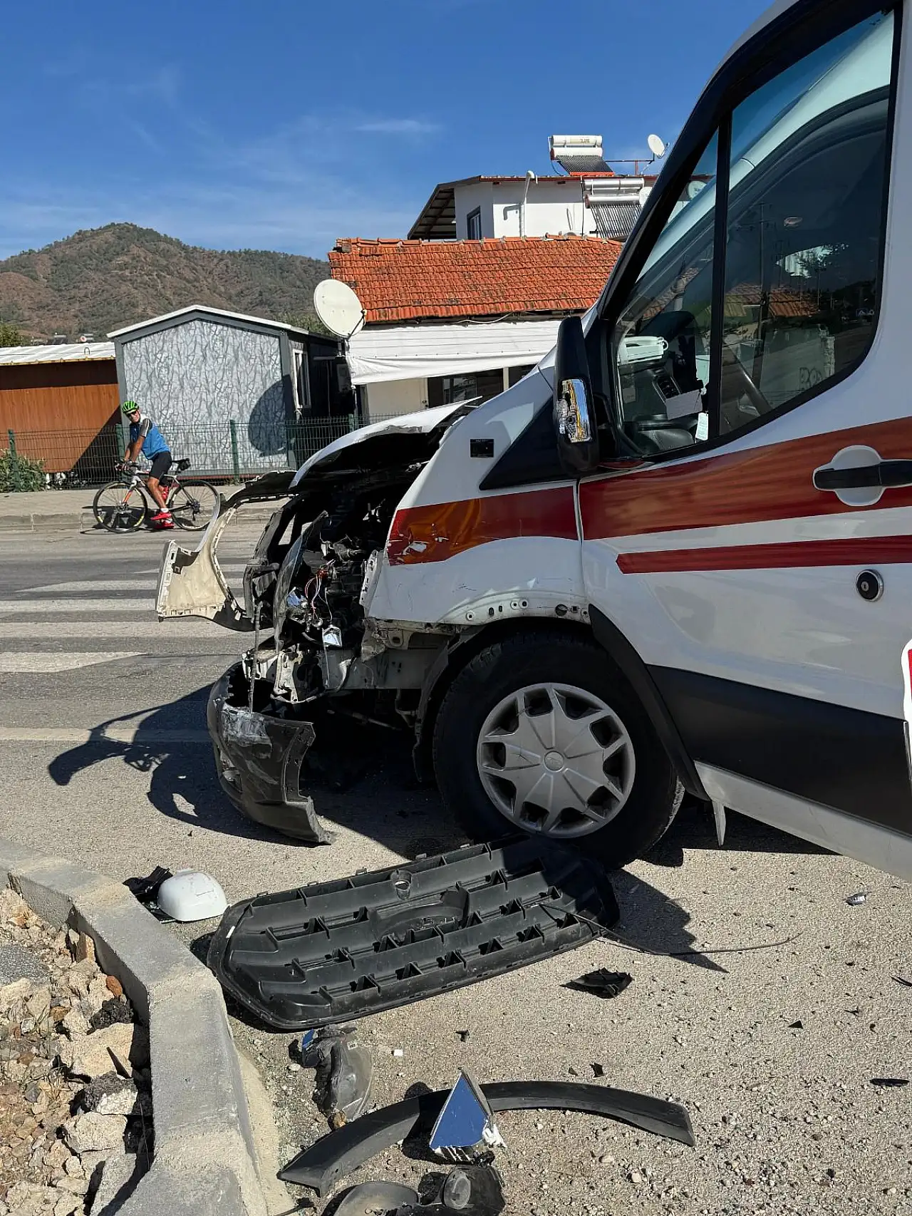 Ambulansla hafif ticari araç çarpıştı: 2 yaralı