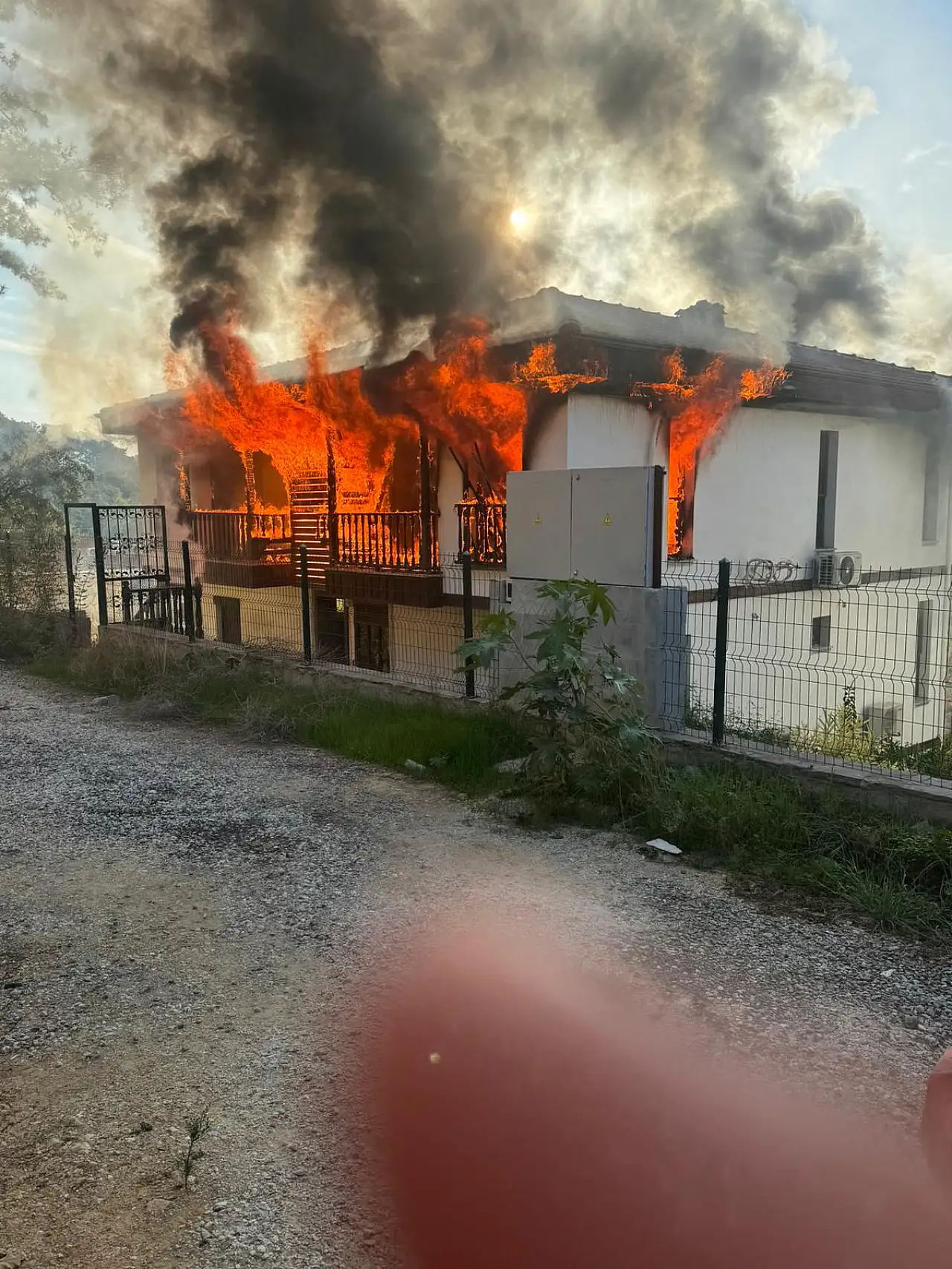 Kısa sürede alev topuna döndü