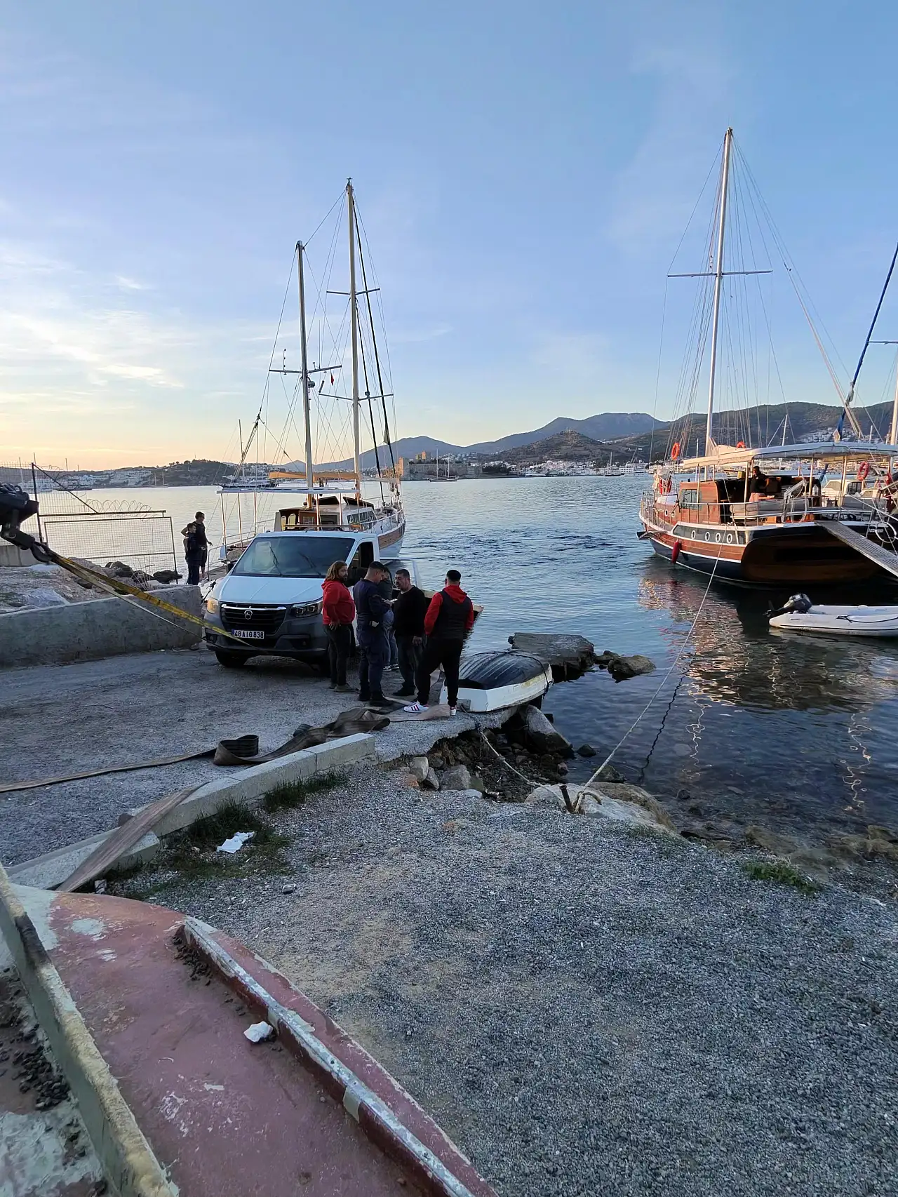 Kumbahçe'de çekici denize gömüldü