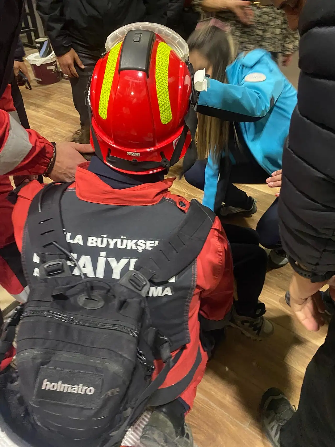 5 yaşındaki çocuk yürüyen merdivende elini sıkıştırdı