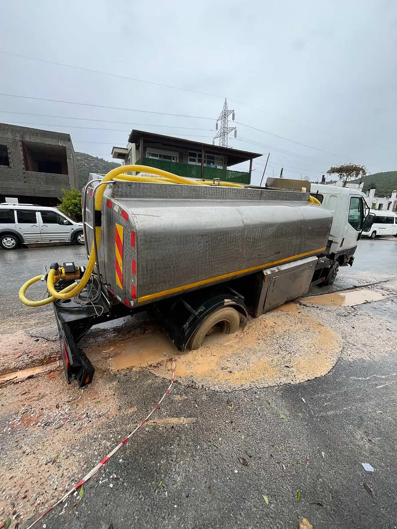 Yağmurla yumuşayan yolda tanker mahsur kaldı