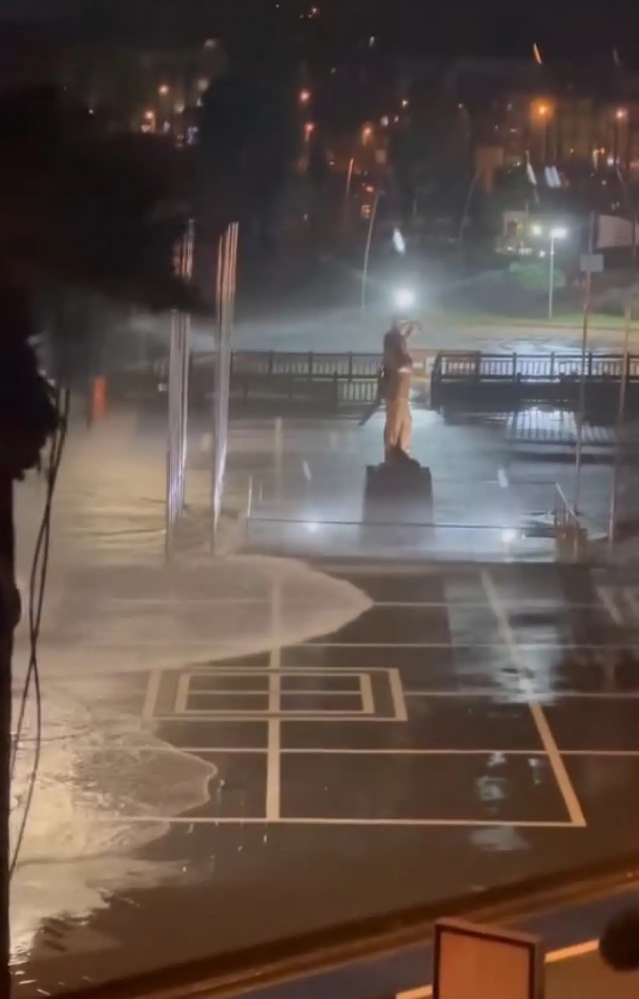 Lodos etkisini artırdı deniz taştı