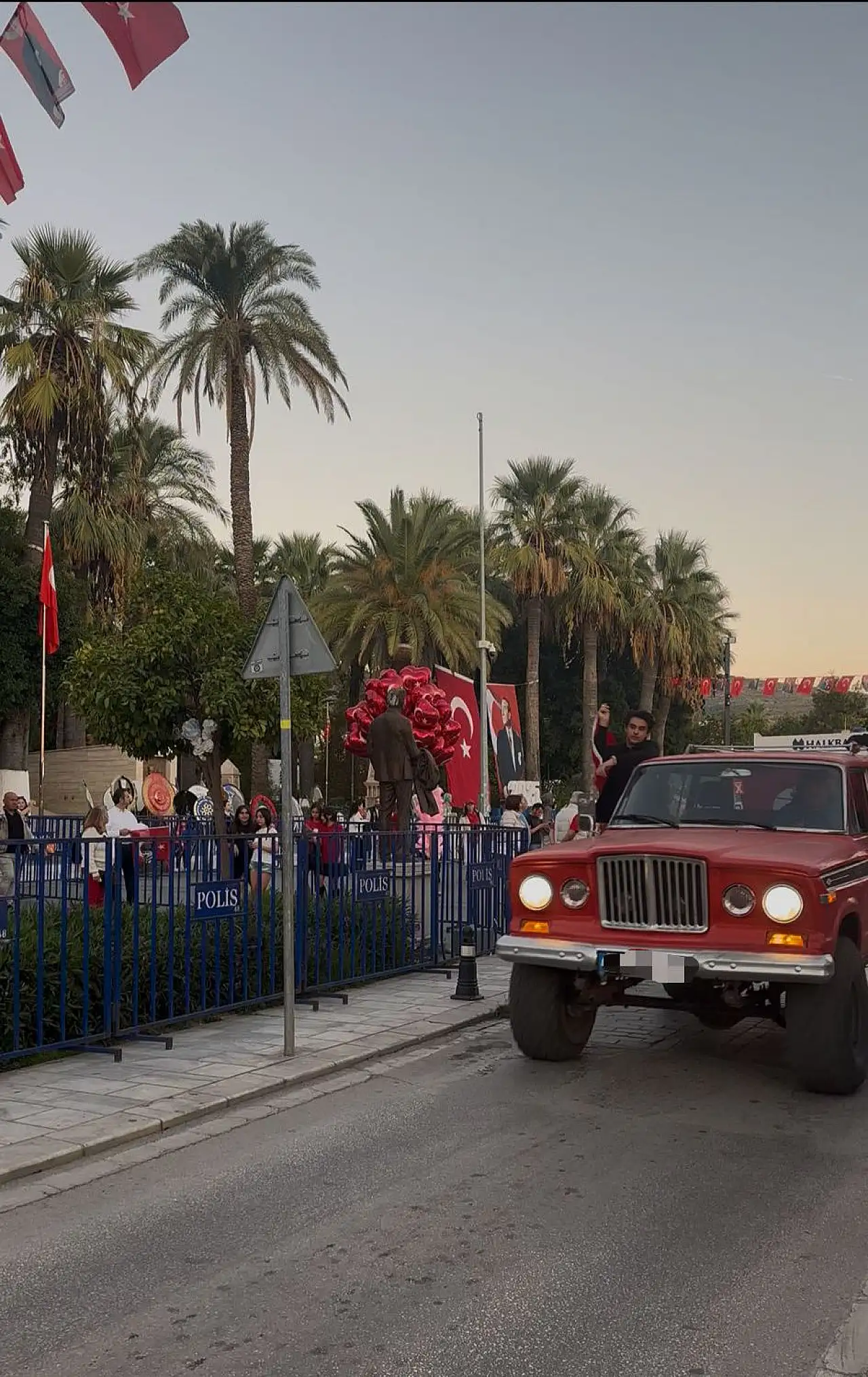 Cumhuriyet coşkusu caddelere taştı