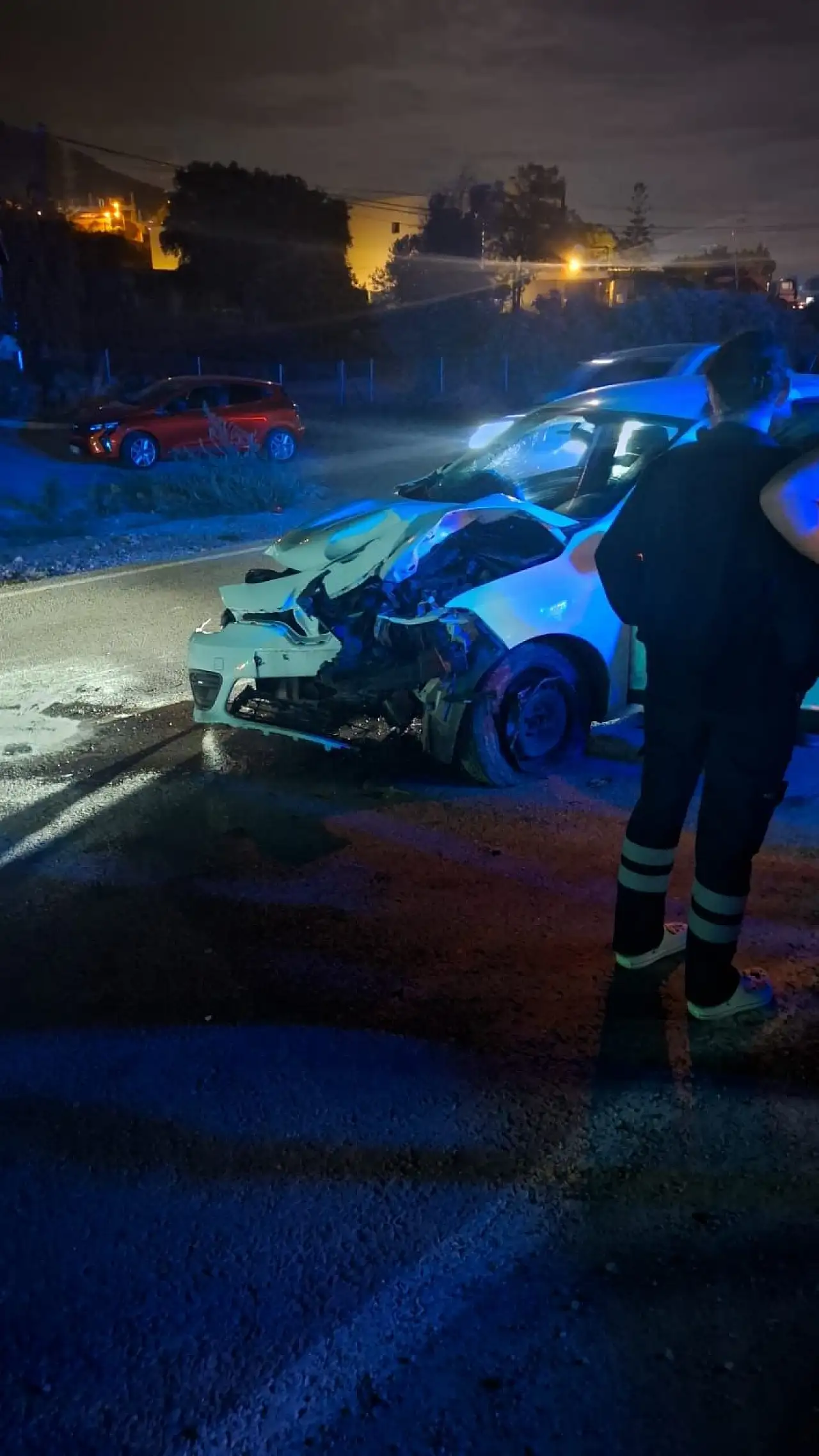 Sürücü direğe çarptı araç hurdaya döndü