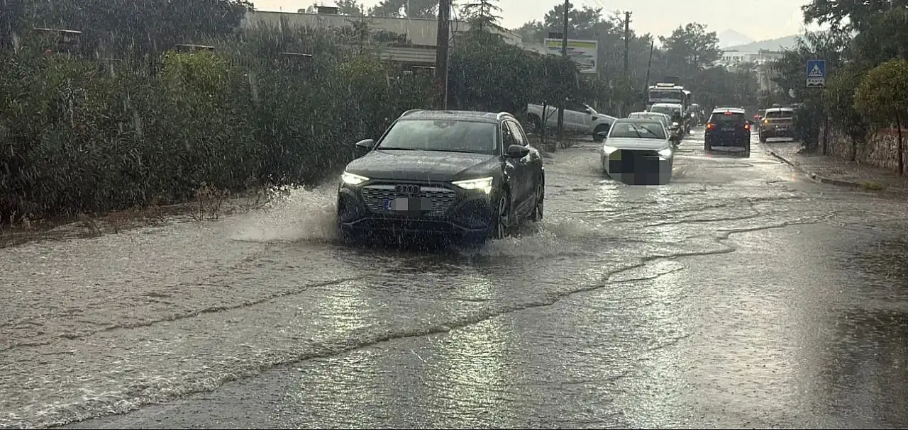Cadde ve sokaklar sular altında kaldı