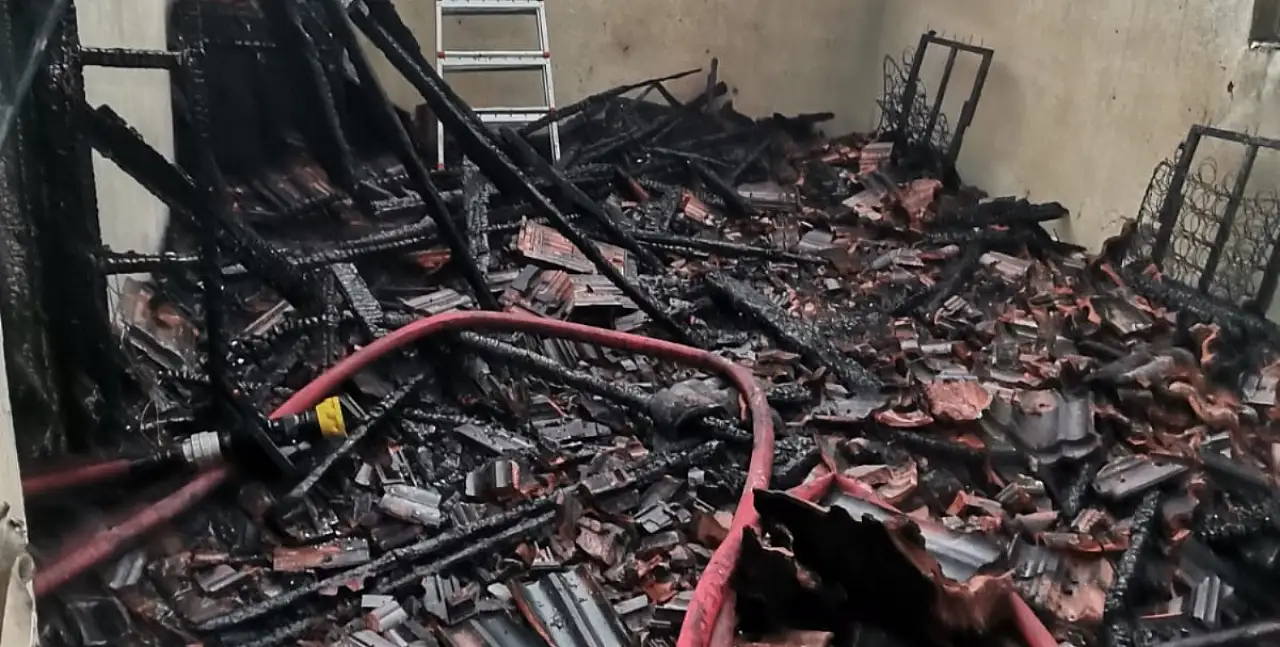 Alevler çatıyı sardı