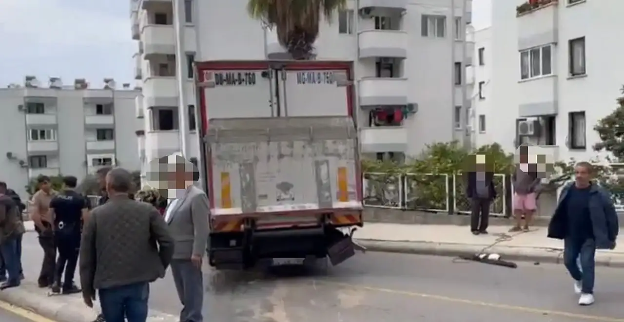 Tır öğrenci servisine çarptı