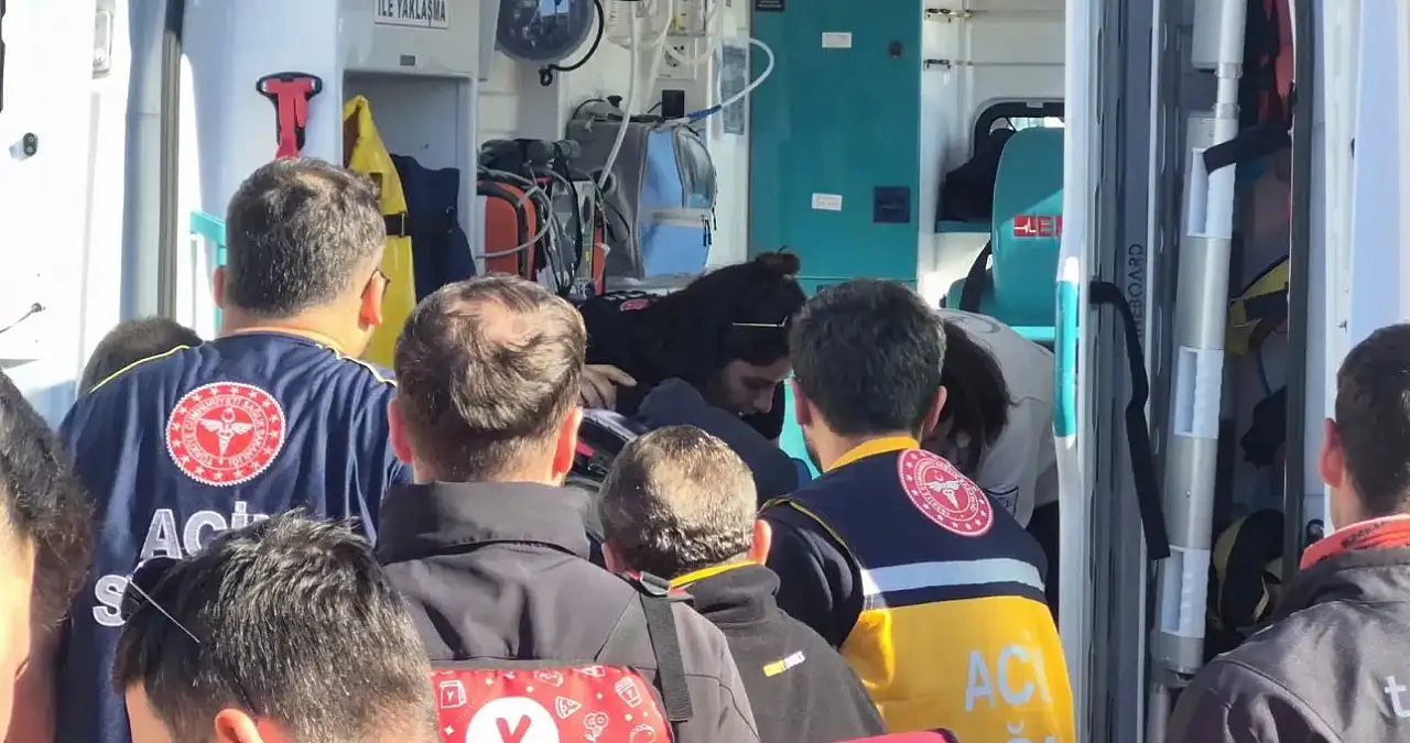 Motosiklet otomobile çarptı 1 yaralı