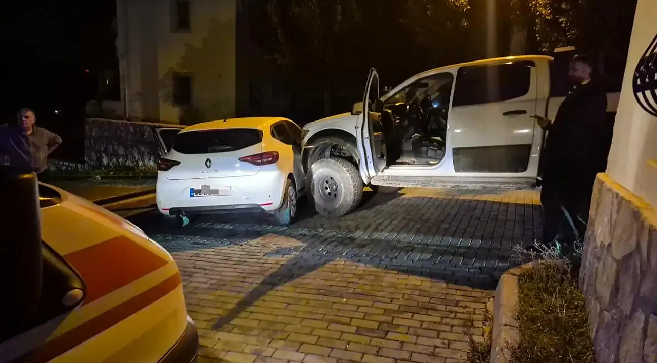 Kamyonetle otomobil çarpıştı