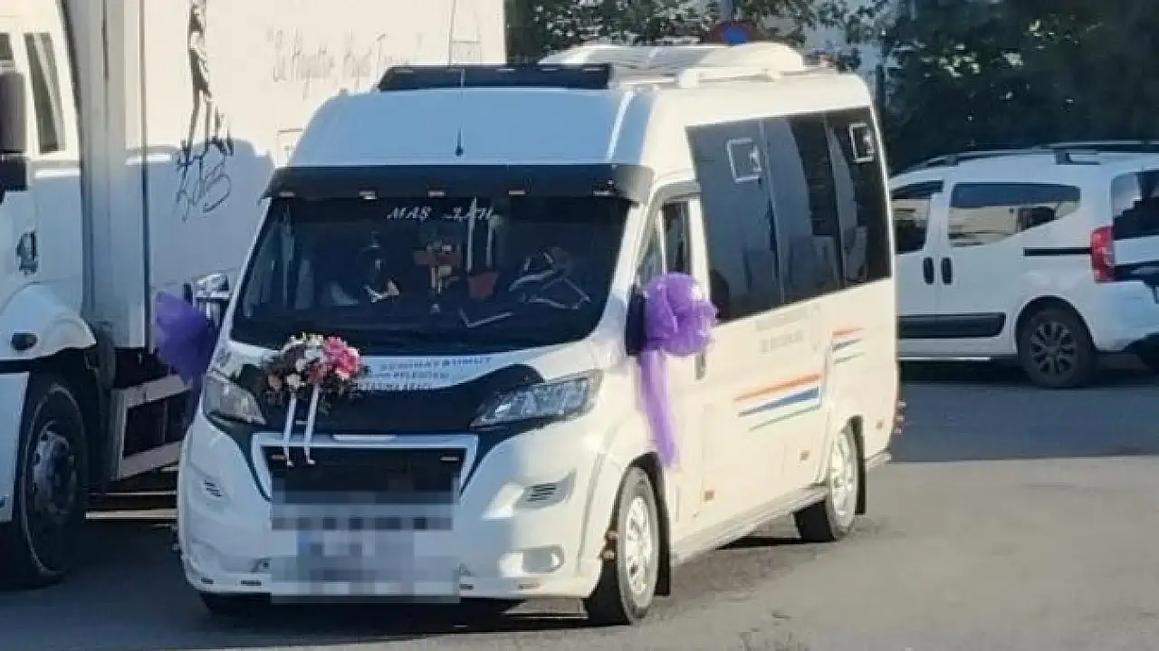 Gelin dolmuşu ilçe sokaklarını şenlik alanına çevirdi