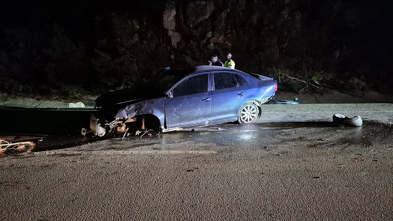 Kayalıklara çarptı canını zor kurtardı