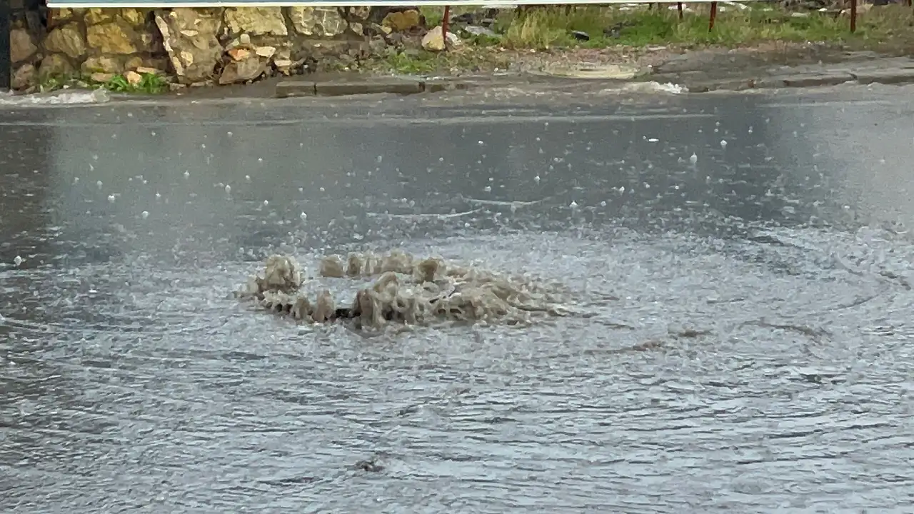 Yağmur etkisini gösterdi sokakları kanalizasyon suları bastı