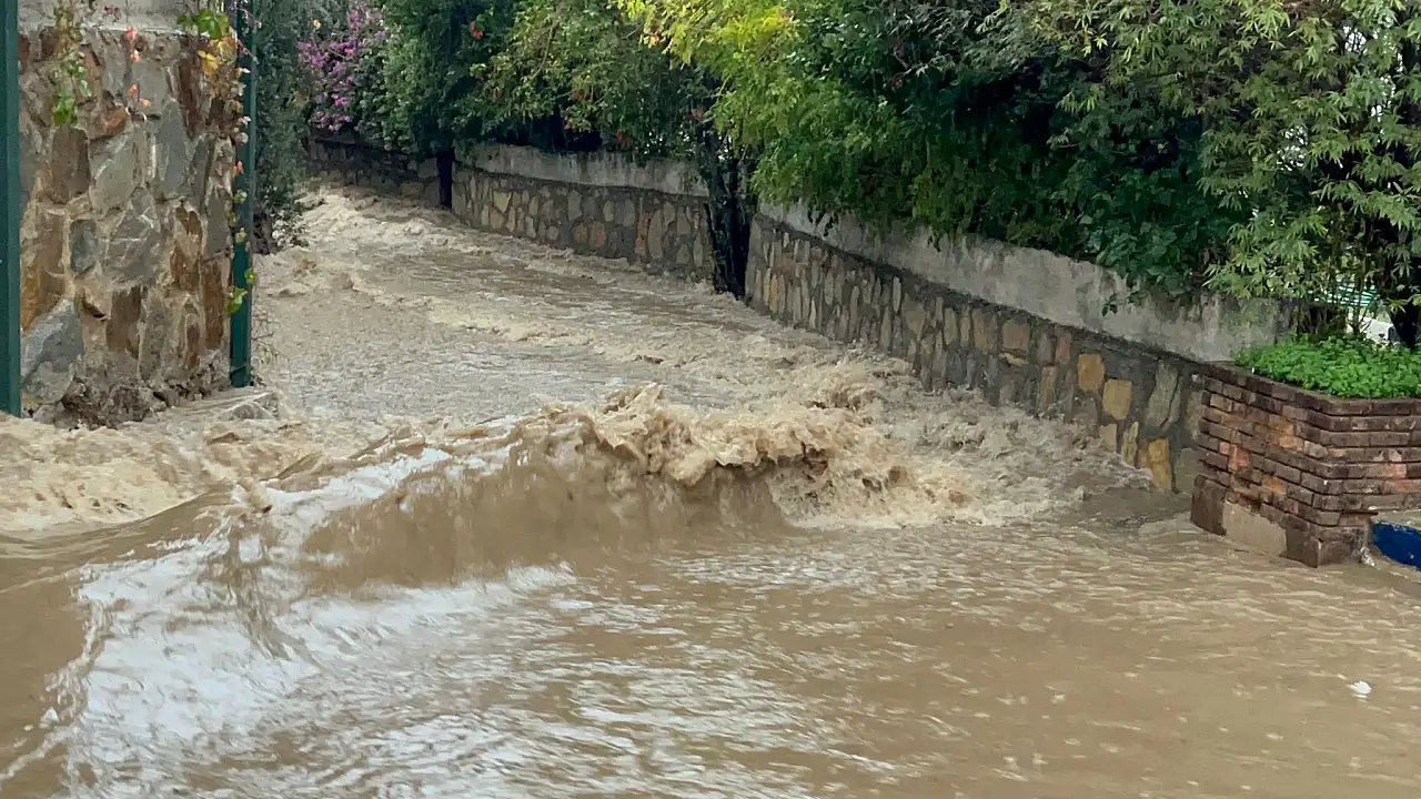Yağmur etkisini gösterdi sokakları kanalizasyon suları bastı