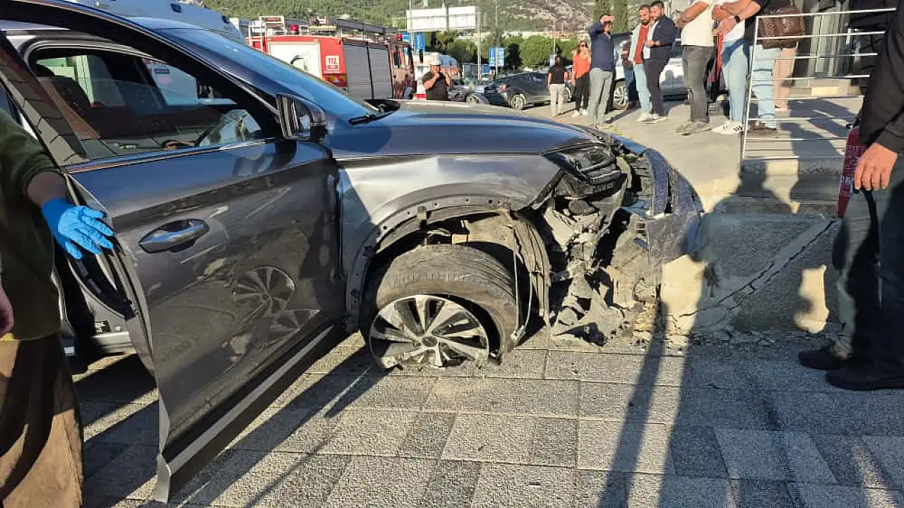 Turgutreis-Bodrum yolunda kalp krizi faciası: Otomobil beş araca çarptı