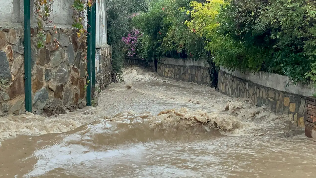 Yağmur etkisini gösterdi sokakları kanalizasyon suları bastı