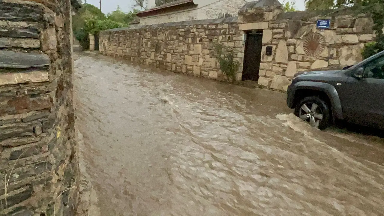 Yağmur etkisini gösterdi sokakları kanalizasyon suları bastı