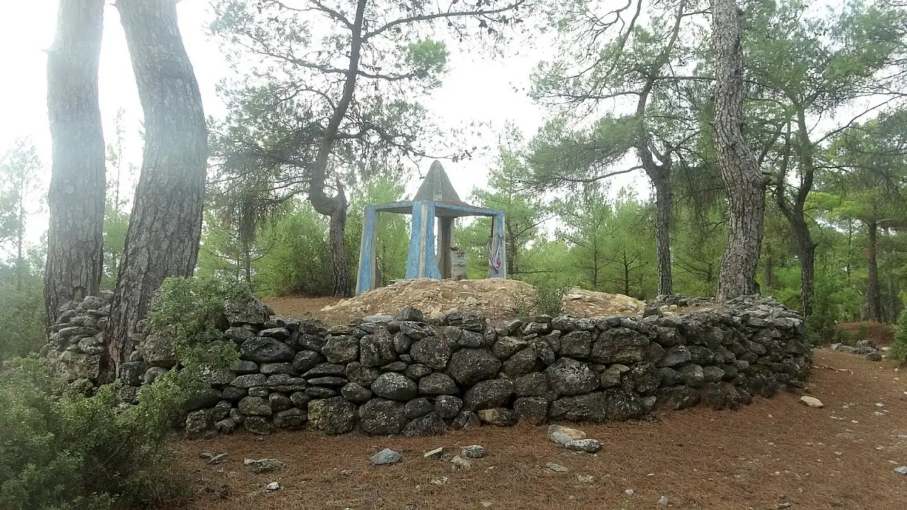 300 Yıllık Oyuk Baba Ereni Türbesi defineciler tarafından tahrip edildi