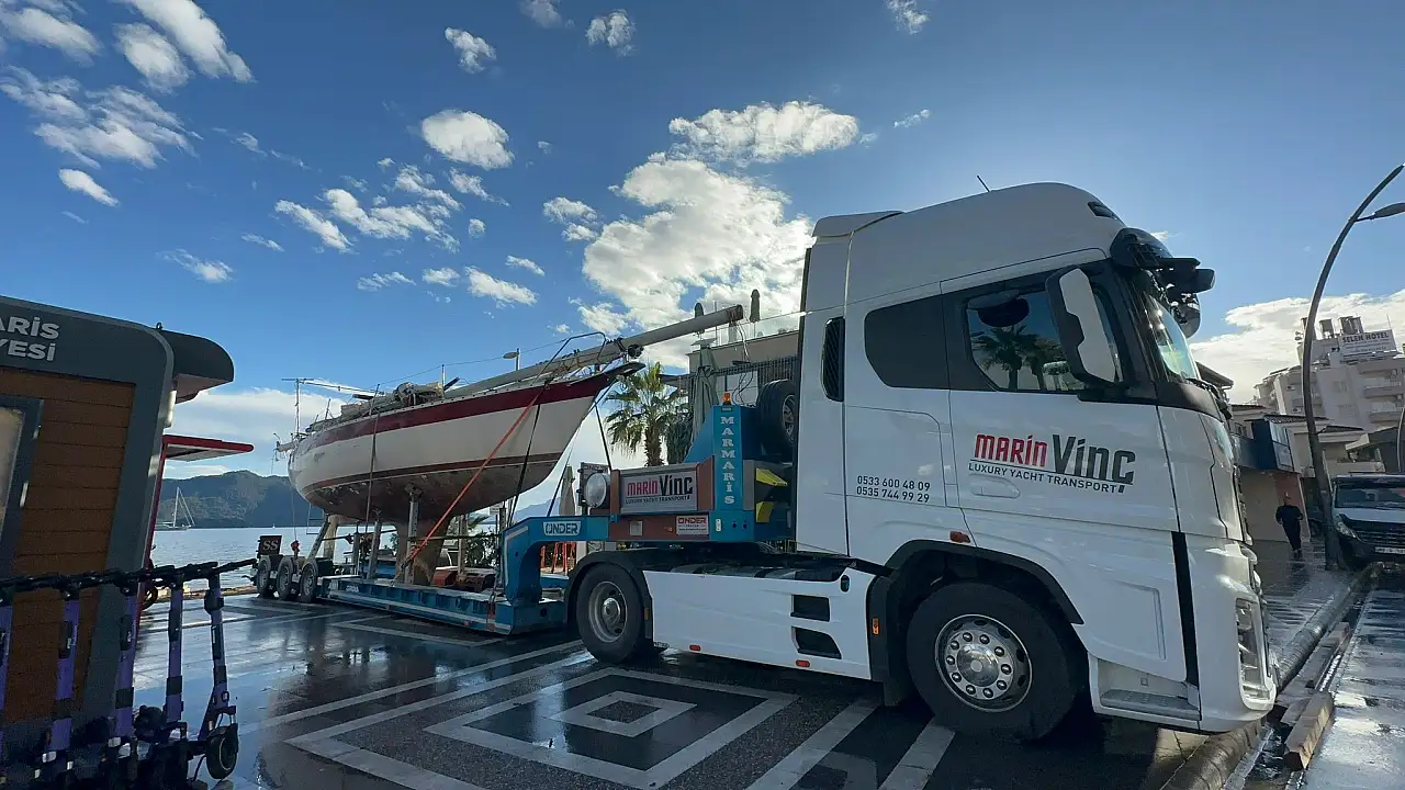 Fırtınada karaya vuran yelkenliler kaldırılıyor