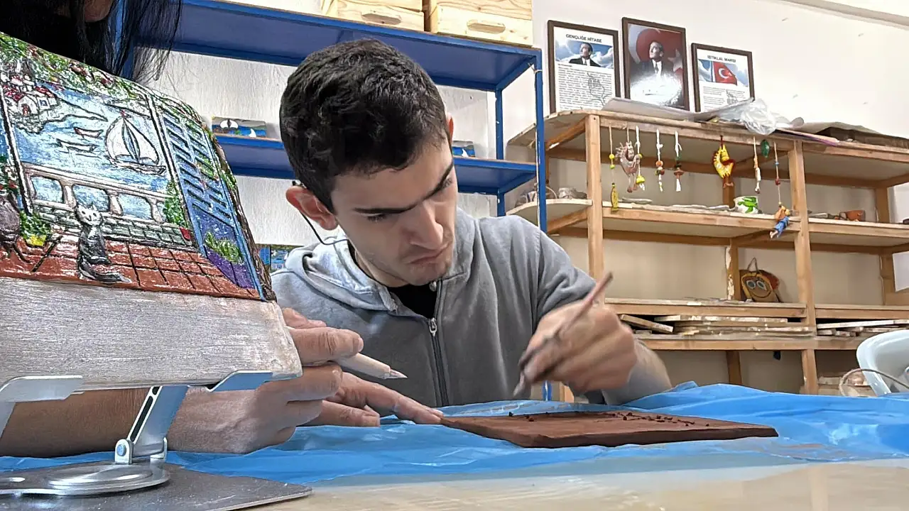 Kas hastası Can, sanatla ve sosyal etkinliklerle hayata tutunuyor