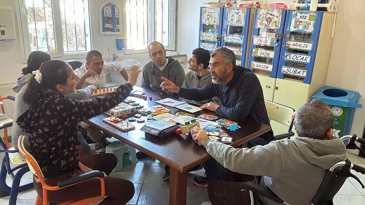 Kas hastası Can, sanatla ve sosyal etkinliklerle hayata tutunuyor