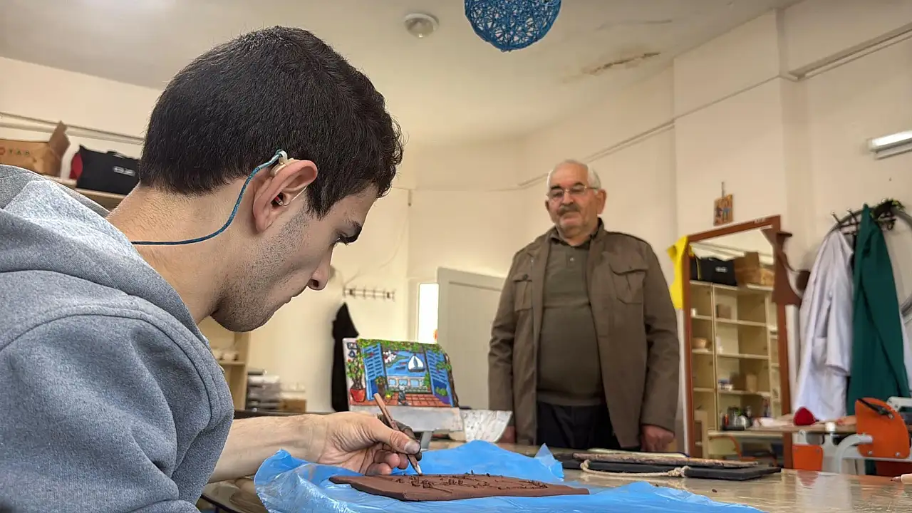 Kas hastası Can, sanatla ve sosyal etkinliklerle hayata tutunuyor