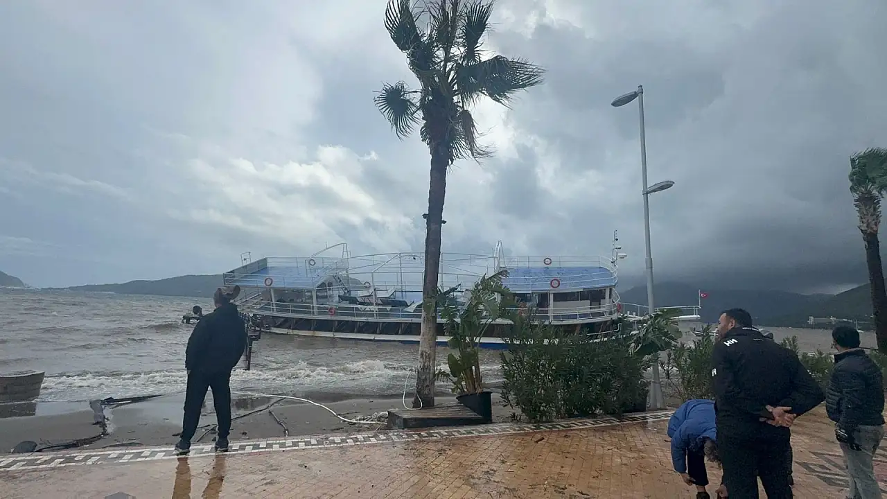 Karaya oturan tekne için kurtarma çalışmaları başladı