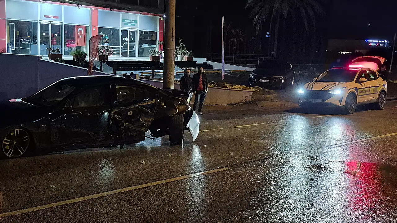 Alkollü sürücü refüje çıktı