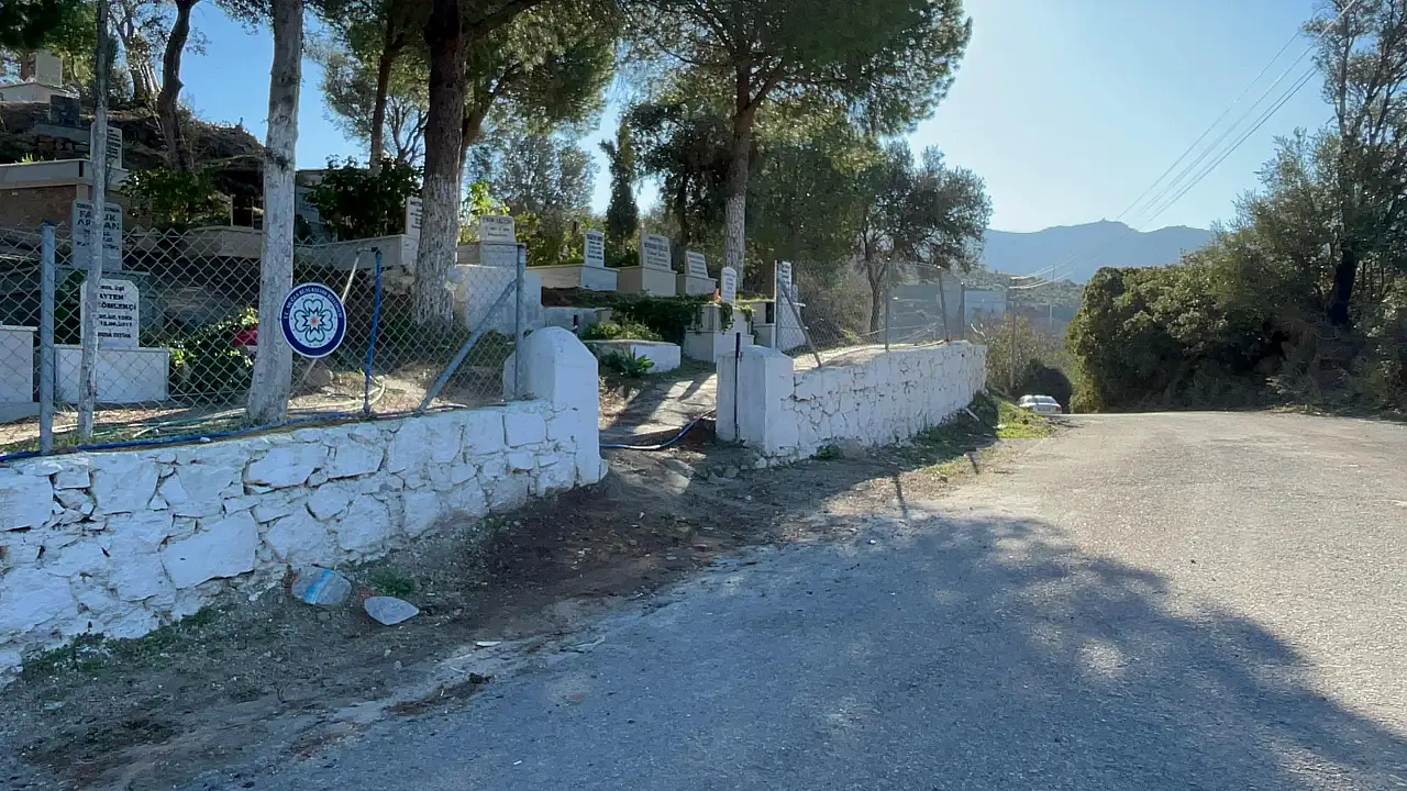 Mezarlığın demir kapıları çalındı, vatandaşlar tepkili