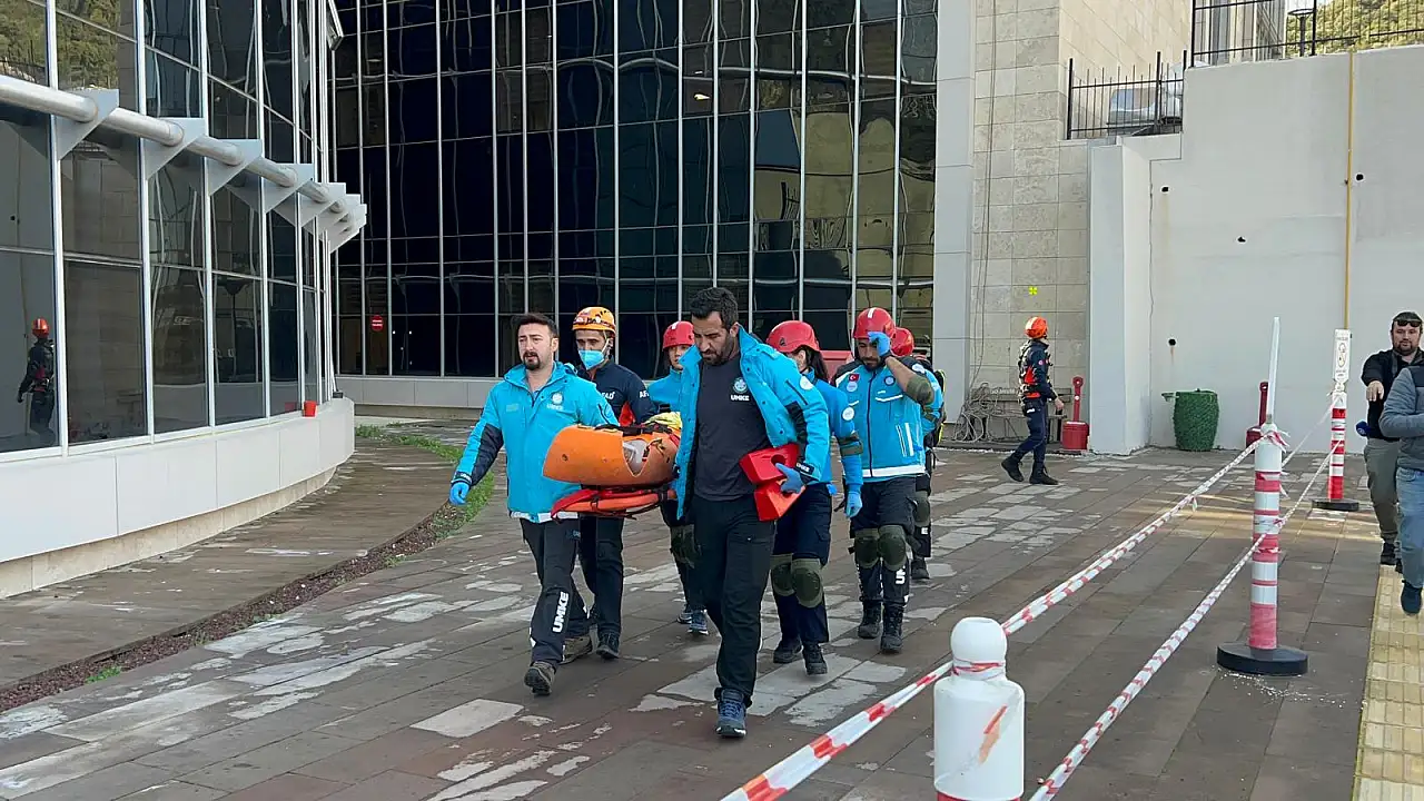 Bodrum Devlet Hastanesi'nde deprem ve yangın senaryolu tatbikat gerçekleştirildi: ekipler afet anlarına hazırlıklarını pekiştirdi