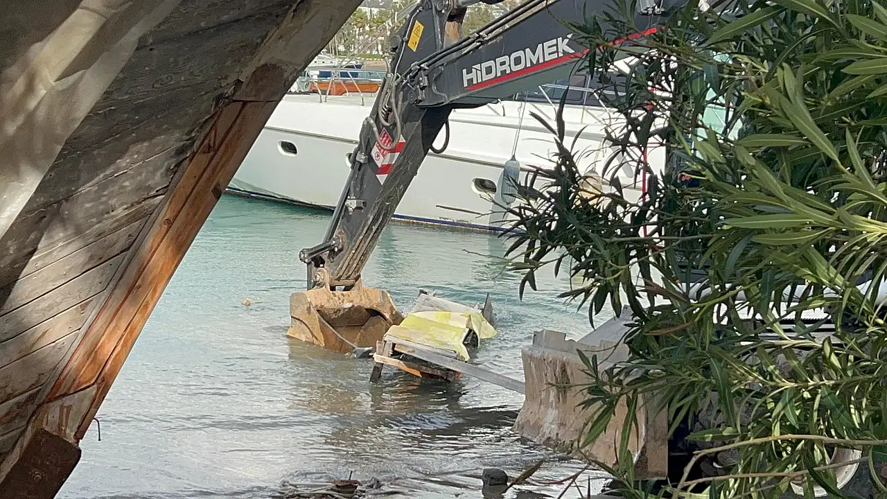 'Bodrum'da tekne görünümlü kaçak yapılara yıkım