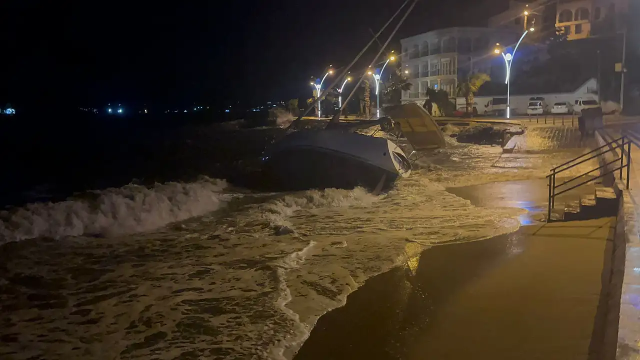 Milyonluk tekne karaya sürüklendi