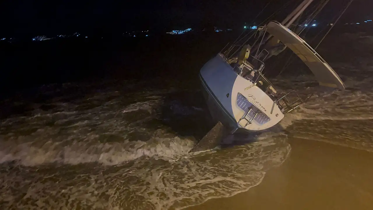 Milyonluk tekne karaya sürüklendi