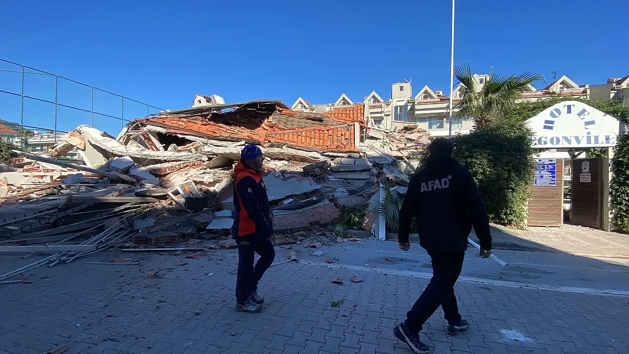 Güçlendirme çalışması yapılan apart otel çöktü