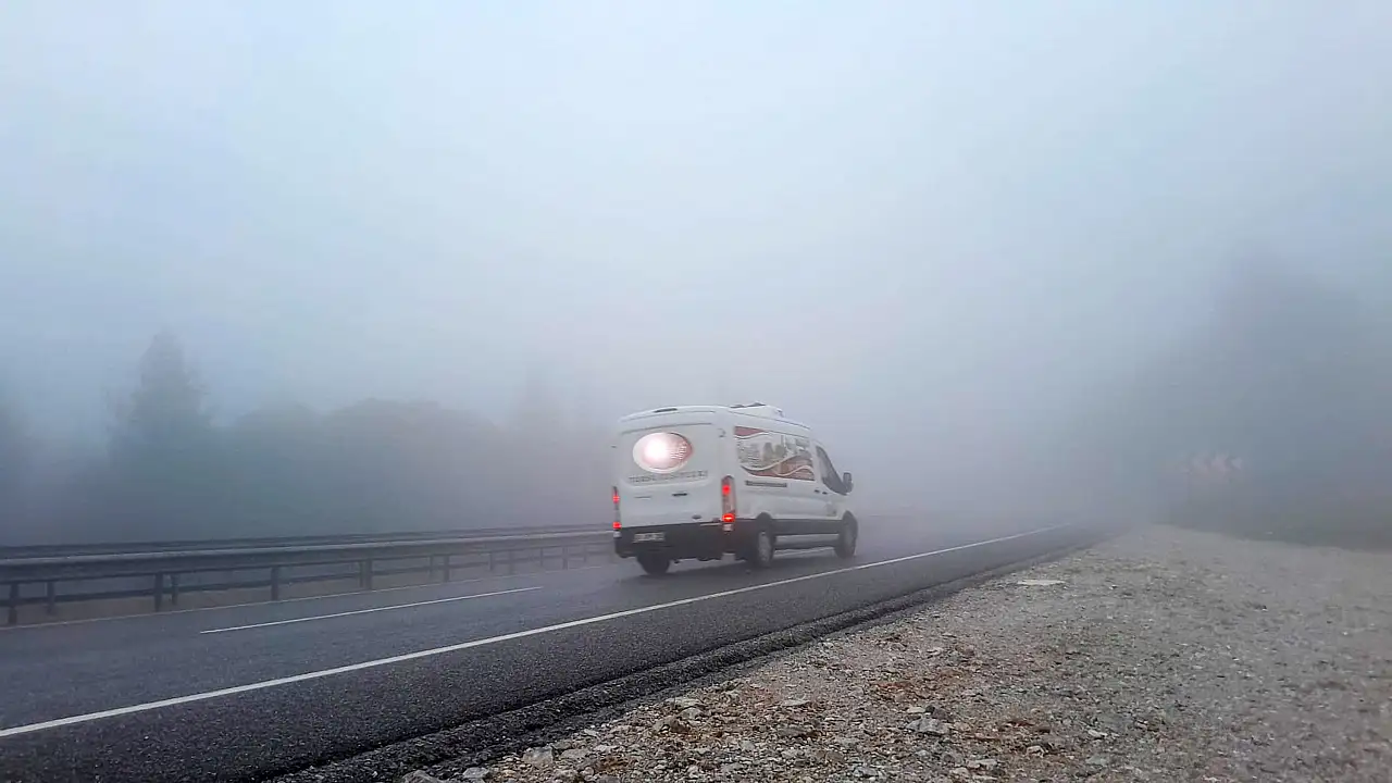 Yoğun sis sürücüleri zorladı