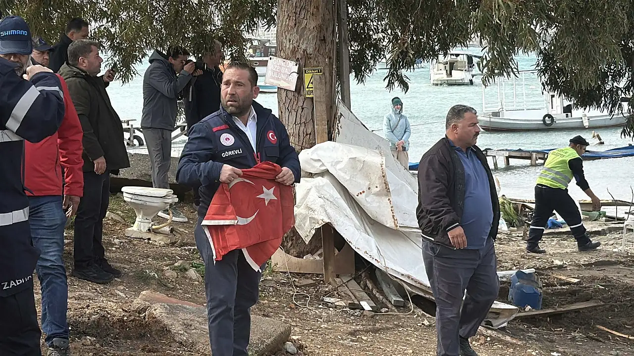 Yıkım durdu teknenin altından Türk bayrağı çıktı