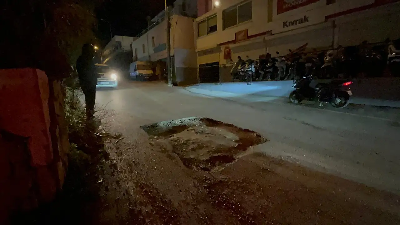 Yol değil tuzak! Cevat Şakir'te çukurlar kazaya davetiye çıkarıyor