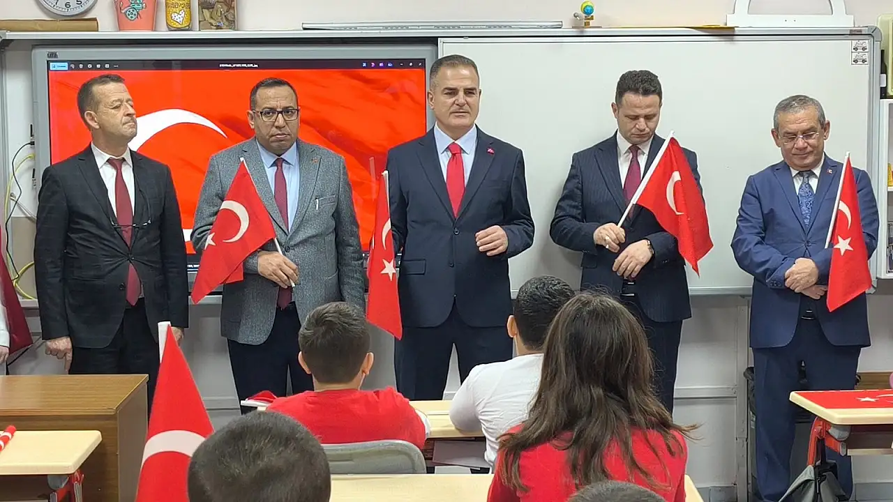 İkinci dönemin ilk dersi Bayrak sevgisi oldu