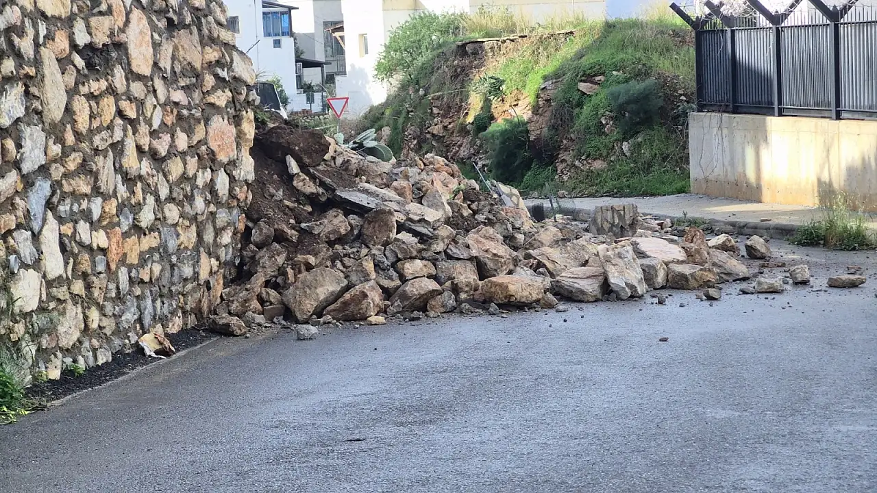 Bodrum'da istinat duvarı çöktü yol trafiğe kapatıldı