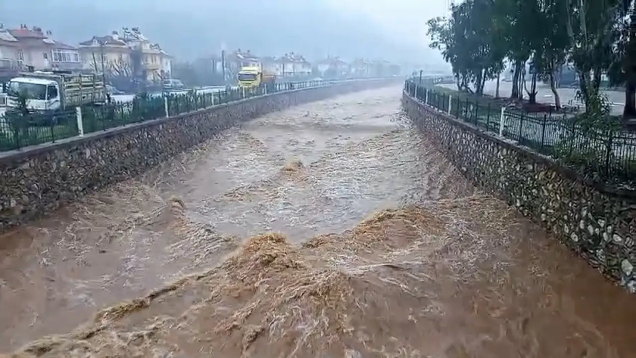 Şiddetli yağış dere taşkınına yol açtı