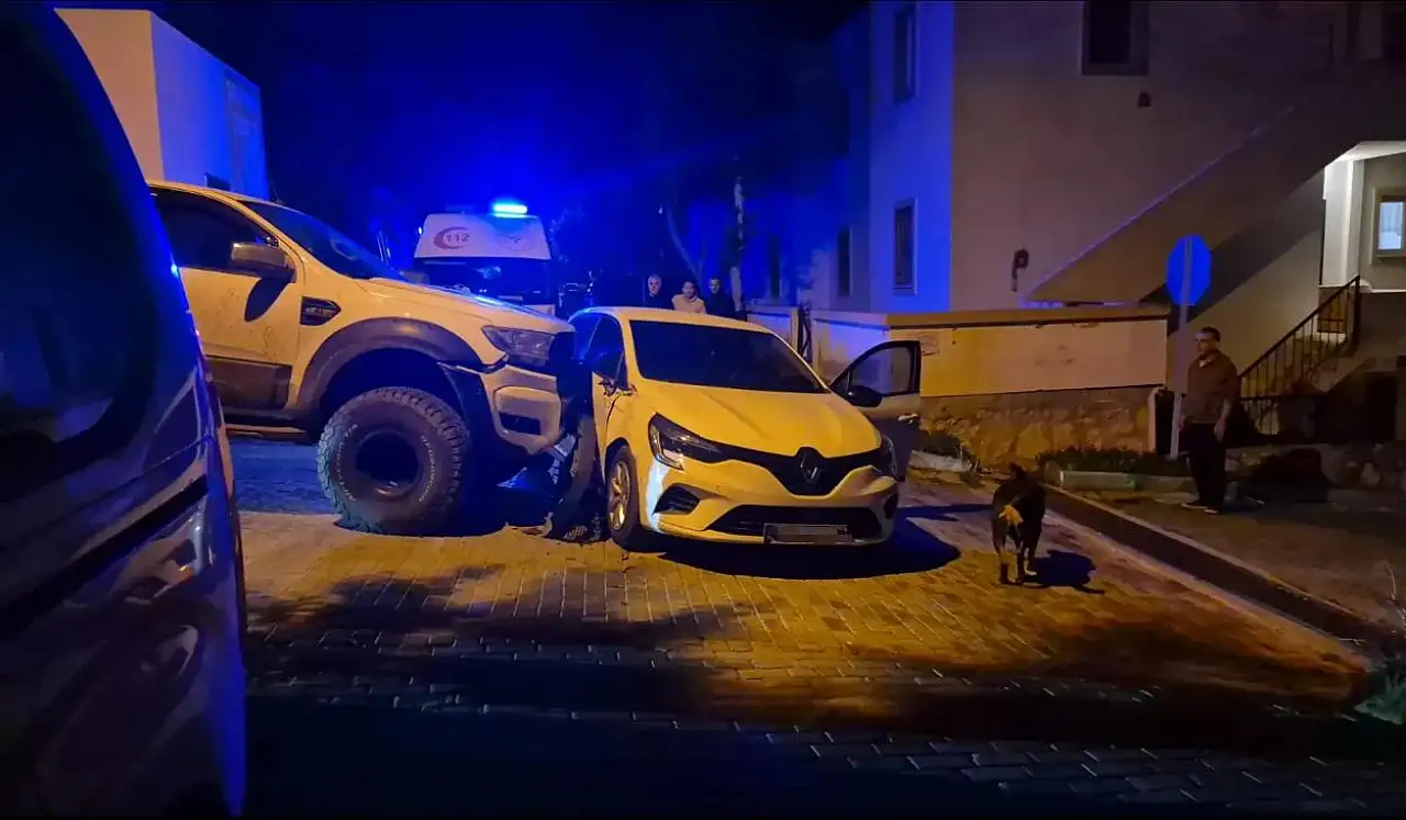 Kamyonetle otomobil çarpıştı